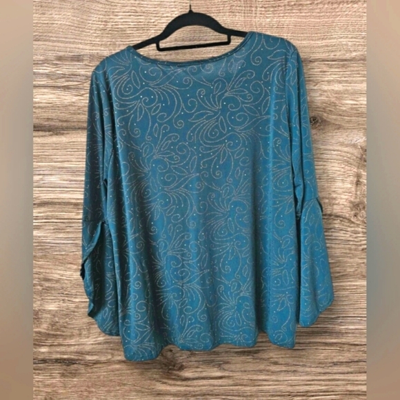 Amana Plus Deep Green Flowy Half Flutter Bell Sleeve Top W/ Gold Stud Design 2X - Picture 2 of 14